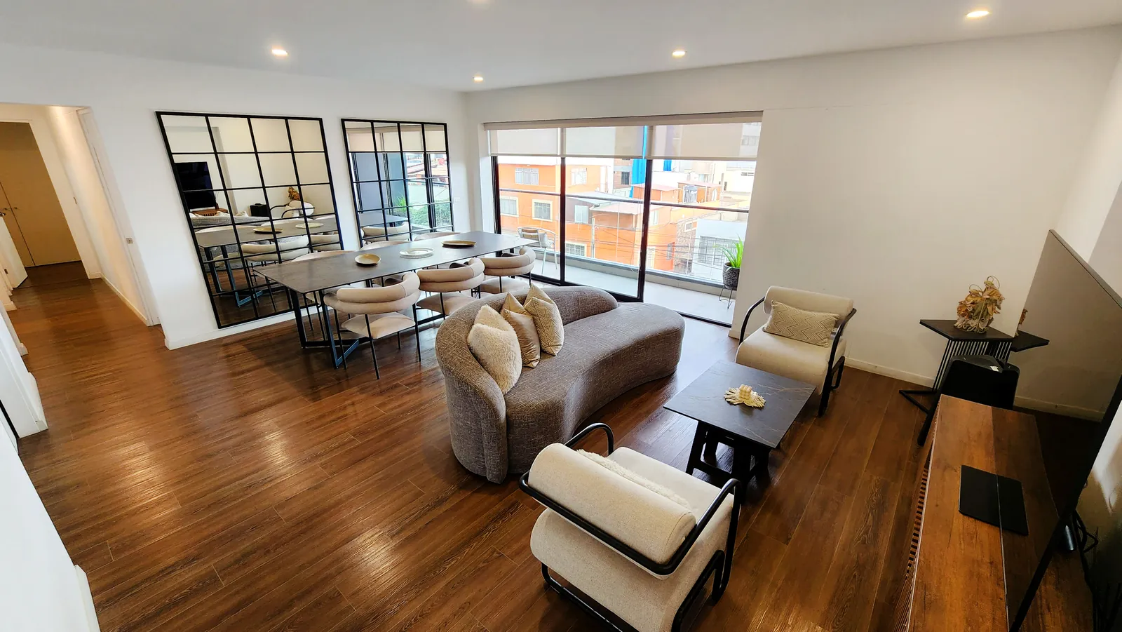 La sala, desde el otro extremo — Departamento en Miraflores, Calle Piura