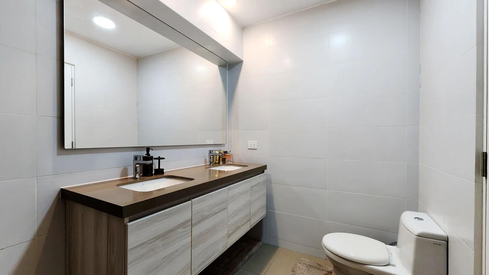 Baño principal, con doble lavatorio — Departamento en Miraflores, Calle Piura